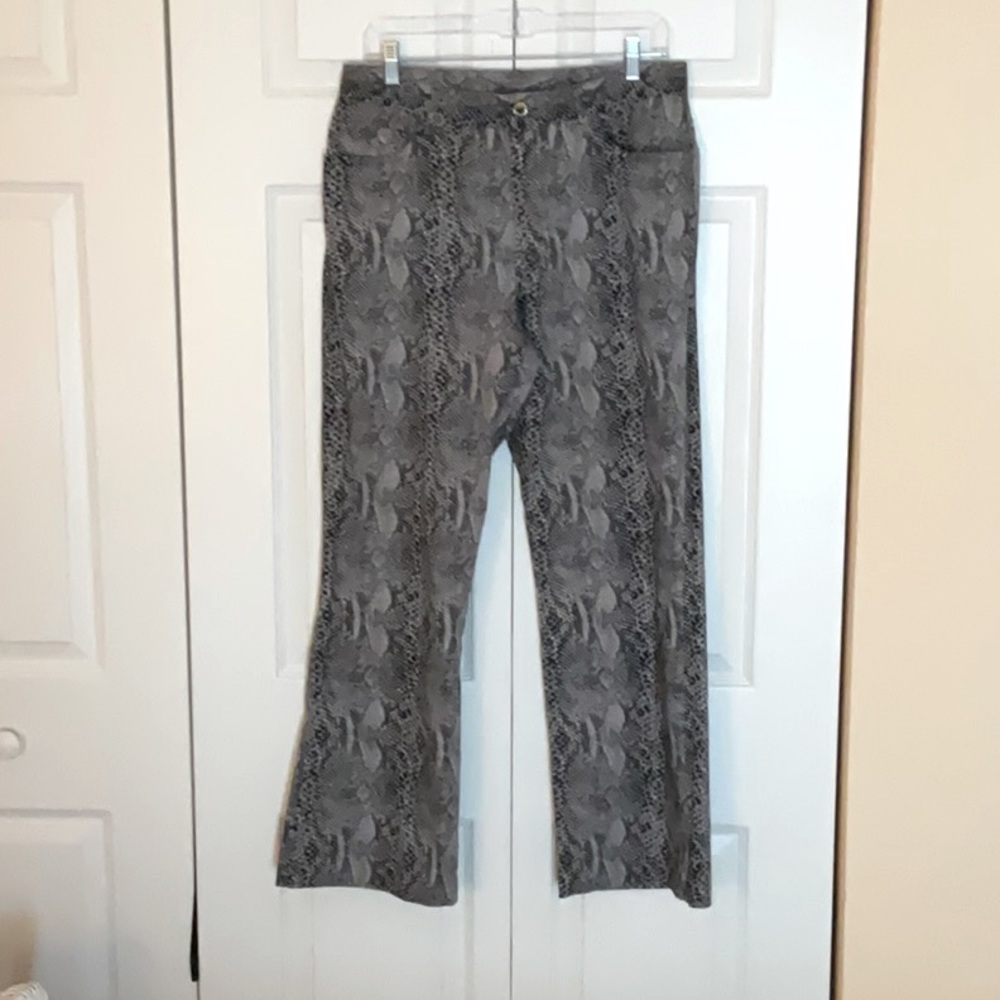 Snake print cotton spandex pants.